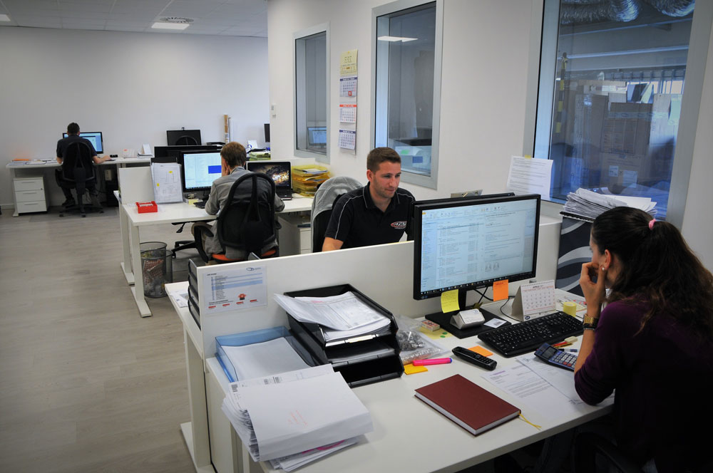 Ambiente di lavoro Compositex che rappresenta la gestione dei progetti, il lavoro di squadra e il coordinamento di progetti di alto livello per l'ingegneria della fibra di carbonio.