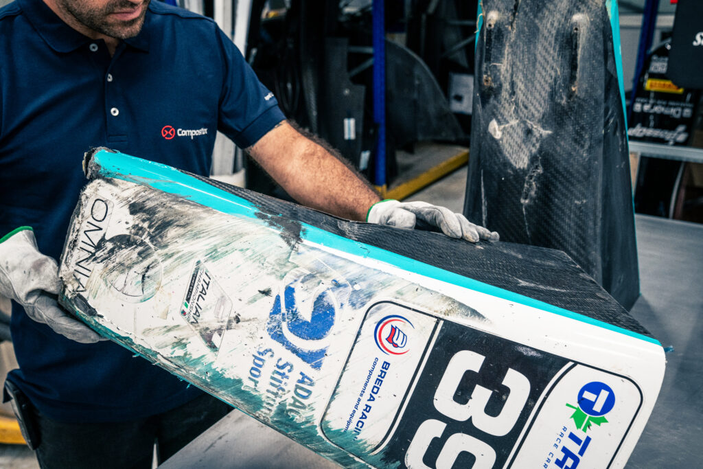 Tecnico che ripara un componente in un'officina presso Compositex