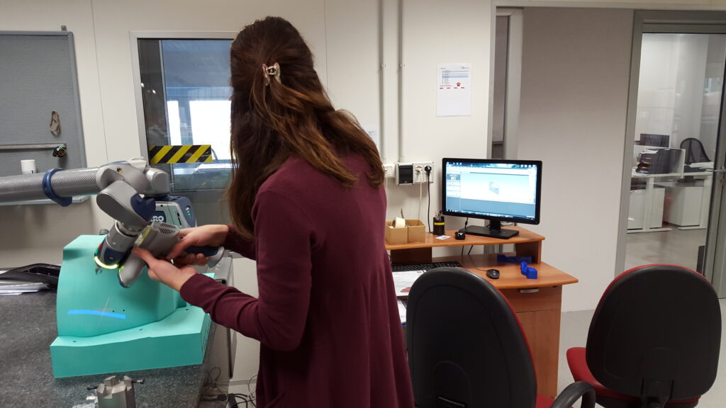 Ingegnere presso Compositex che esegue il reverse engineering sull'ispezione dimensionale di un modello utilizzando un software specializzato.