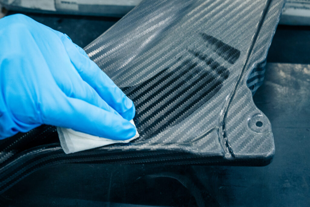 Trattamento manuale delle superfici presso Compositex