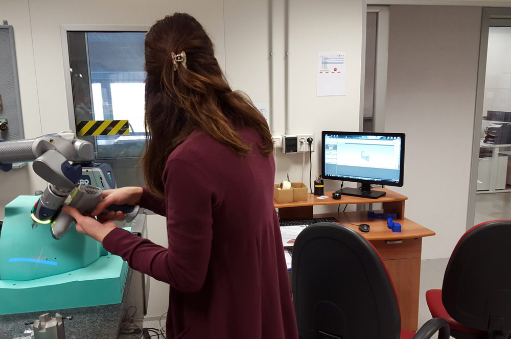 Ingegnere presso Compositex che esegue il reverse engineering sull'ispezione dimensionale di un modello utilizzando un software specializzato.