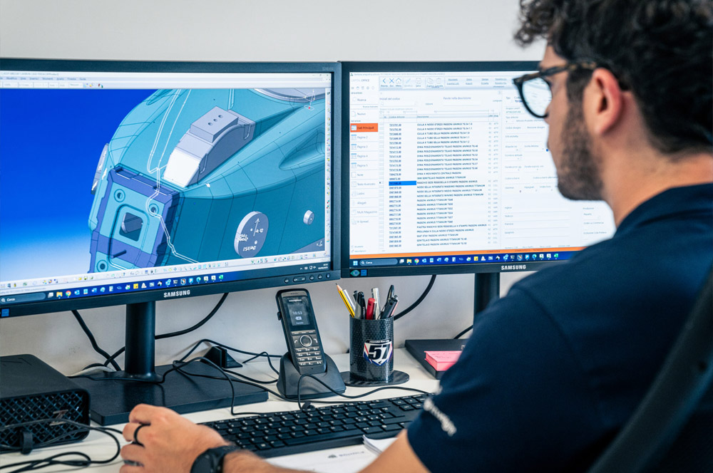 Ingegnere Compositex che lavora su un software CAE, specializzato nella progettazione avanzata e nella simulazione di componenti in fibra di carbonio.